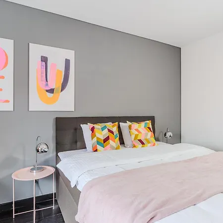 Spacious Near Karlin Square Apartment