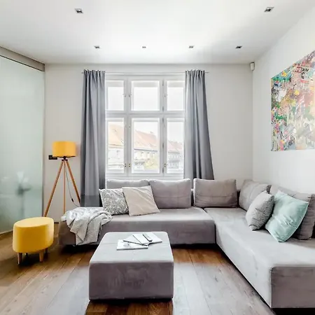 Days - Designer - 1bdr - Workspace - Imac - Netflix Prague