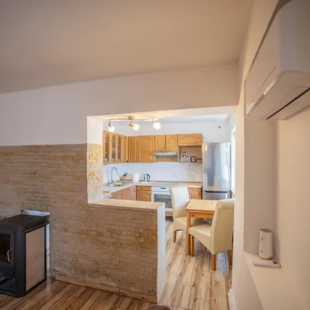 Cely Dum S Vybavenou Kuchyni, Koupelna S Virivkou Holiday home