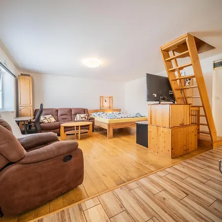 Holiday home Cely Dum S Vybavenou Kuchyni, Koupelna S Virivkou Prague