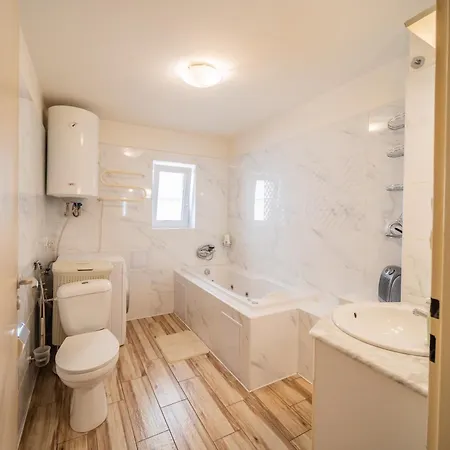 Holiday home Cely Dum S Vybavenou Kuchyni, Koupelna S Virivkou *