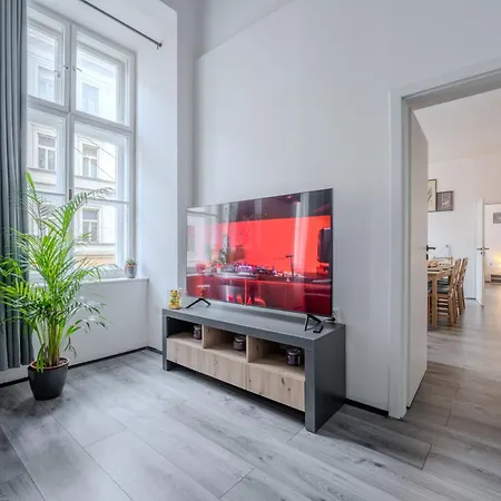 Stunning & Spacious 2bdr Apt In Center