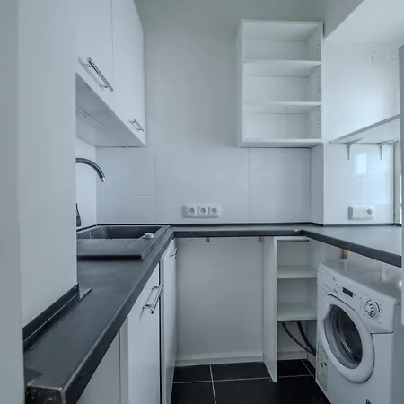 Apartment Stunning & Spacious 2bdr Apt In Center