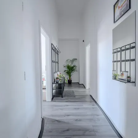 Stunning & Spacious 2bdr Apt In Center Apartment *
