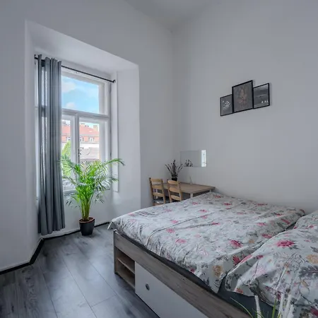 Stunning & Spacious 2bdr Apt In Center