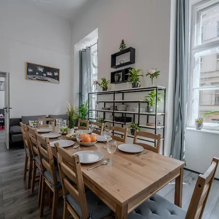 Apartment Stunning & Spacious 2bdr Apt In Center