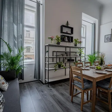Apartment Stunning & Spacious 2bdr Apt In Center *
