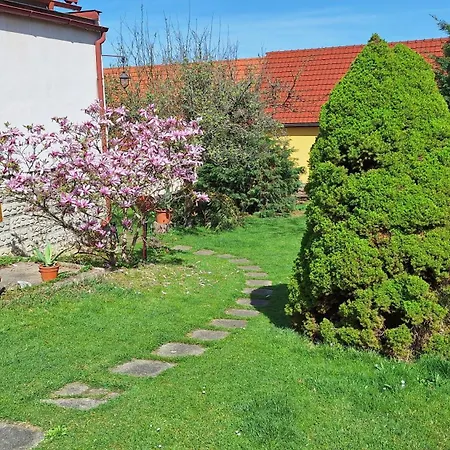 Zbraslav Old Garden Apartment *
