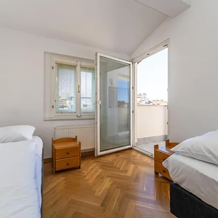 Jiriho Z Podebrad Apartment *