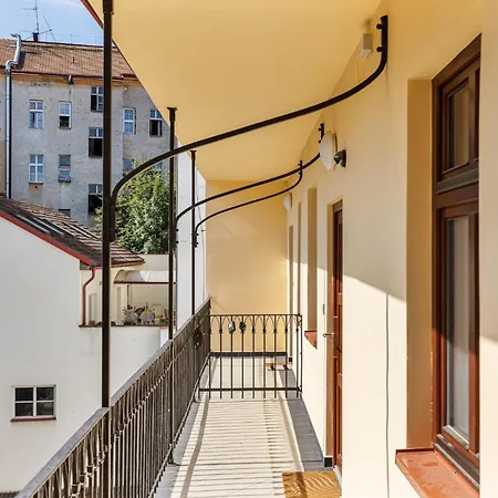 Stay2gether - Green Oasis - Main Train Station Apartment Prague