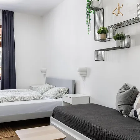 Stay2gether - Green Oasis - Main Train Station Apartment