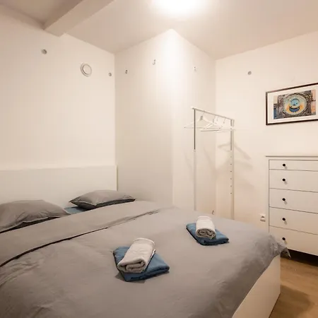 Spacious In Quiet Courtyard Near Charles Bridge Apartment
