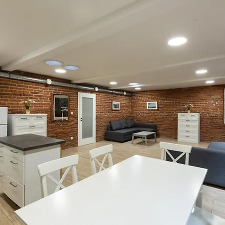 Spacious In Quiet Courtyard Near Charles Bridge