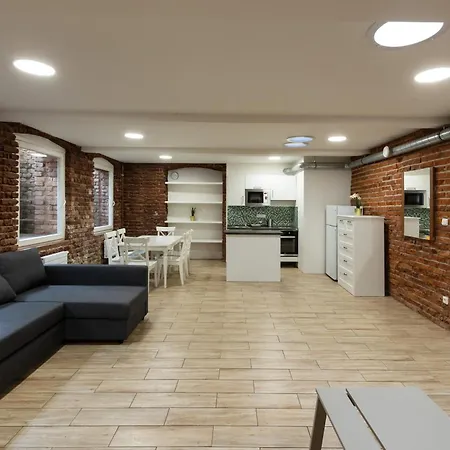 Apartment Spacious In Quiet Courtyard Near Charles Bridge *