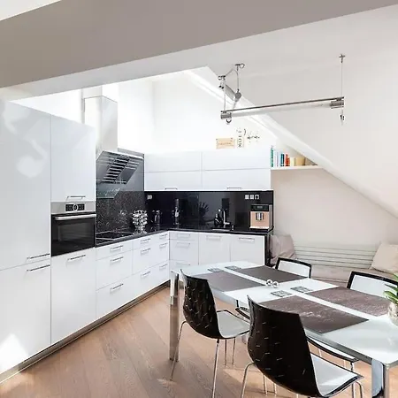 Luxusni S Terasou A Garazi Prague