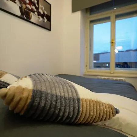 Cozy With Garage Apartment Prague
