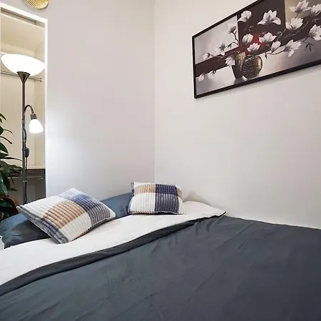 Cozy With Garage Apartment Prague