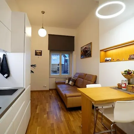 Cozy With Garage Apartment *