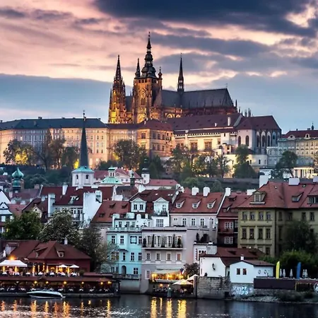 Spacious Near Karlin Square * Prague