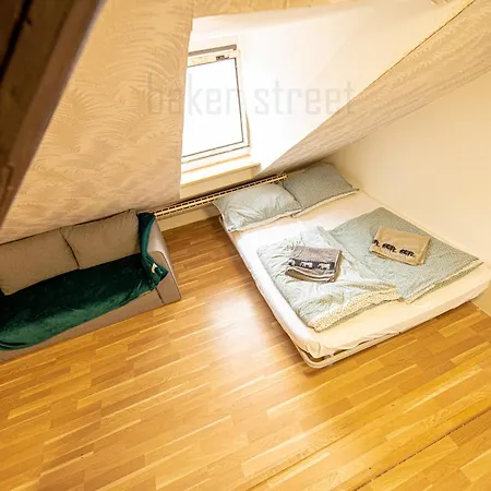 Attic 3 Bedrooms With 2 Bathrooms *