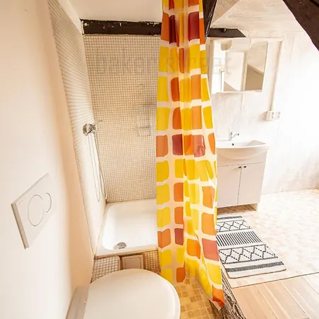 Apartment Attic 3 Bedrooms With 2 Bathrooms *