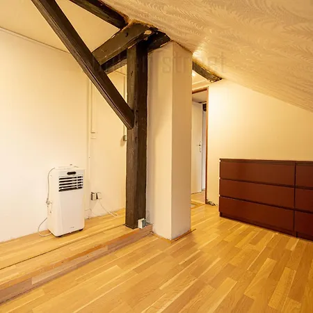 Attic 3 Bedrooms With 2 Bathrooms Apartment *