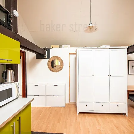 Attic 3 Bedrooms With 2 Bathrooms *
