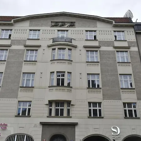 Spacious Elegance - A Gem Apartment Prague