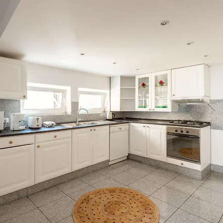 Cozy 4-bedrooms With Terrace Apartment Prague