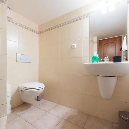 Apartment Cozy 4-bedrooms With Terrace Prague