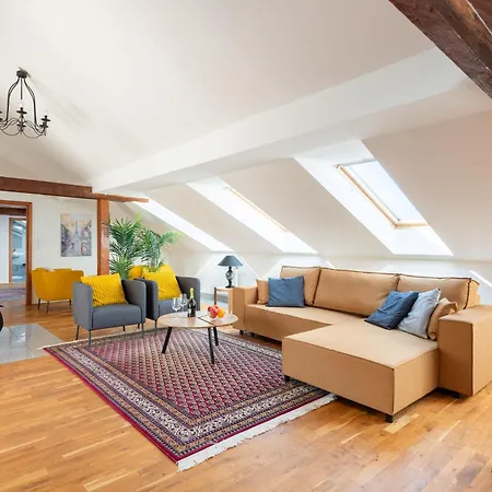 Cozy 4-bedrooms With Terrace Prague