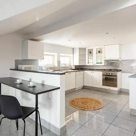 Cozy 4-bedrooms With Terrace Apartment *