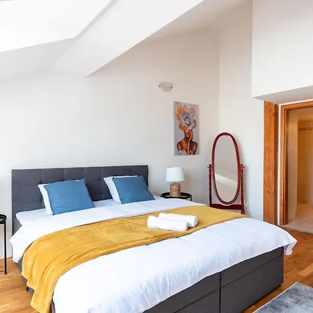 Cozy 4-bedrooms With Terrace Apartment Prague