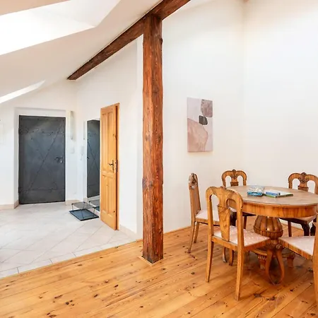 Stylish 2-level Near The National Theatre Appartamento *