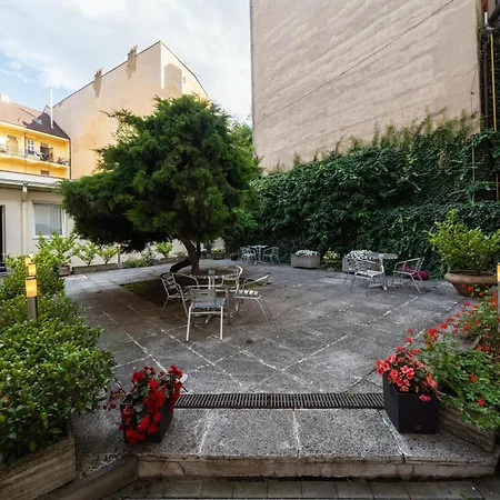 White Lion Hotel 4*