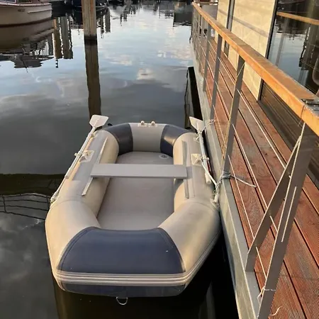 Botel Stream