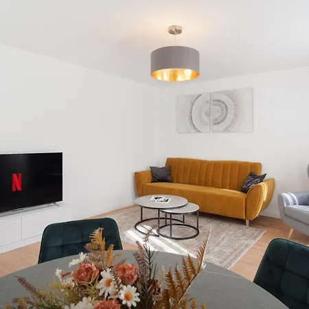Apartment Chic With Terrace & View