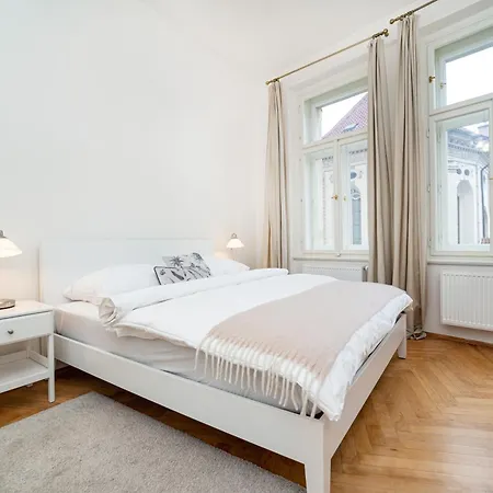 Quiet In The Old Town Apartment *