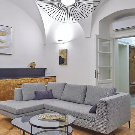 U 3 Pstrosu 4* Praha