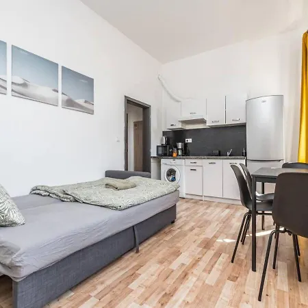 Apartment Crimson Charm *