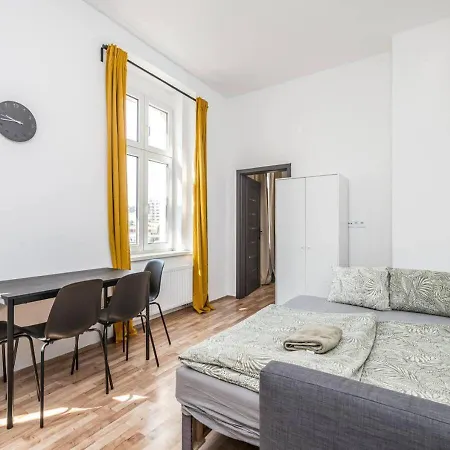 Crimson Charm Apartment *