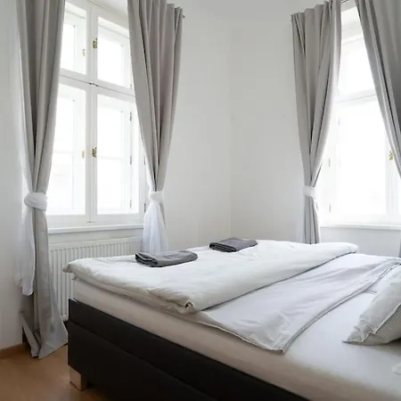 The Dante Family And Friends - Center, Parking Apartment Prague
