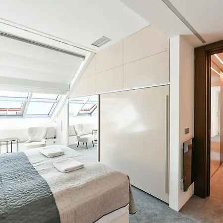 Presidential Penthouse, 303m2, Jacuzzi On Terrace, Sauna, 6bdrm, 4bthrm, Ac, Lift Appartamento Praga