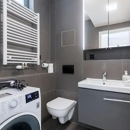Apartment Spacious Floor Flat, Air Conditioning, Free Parking, 200mb Wifi