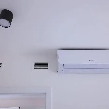 Apartment Spacious Floor Flat, Air Conditioning, Free Parking, 200mb Wifi *