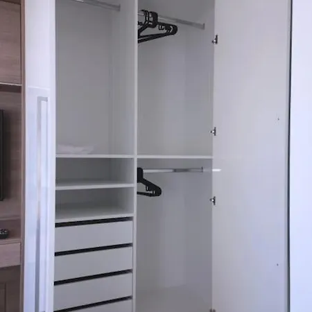 Spacious Floor Flat, Air Conditioning, Free Parking, 200mb Wifi Prague