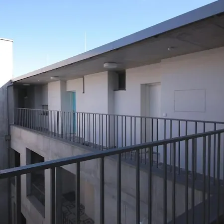 Apartment Spacious Floor Flat, Air Conditioning, Free Parking, 200mb Wifi