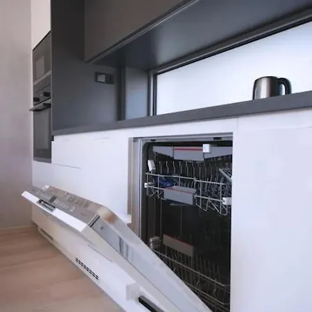 Spacious Floor Flat, Air Conditioning, Free Parking, 200mb Wifi Apartment *