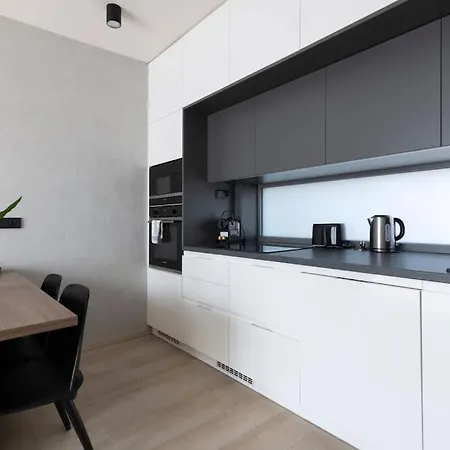 Apartment Spacious Floor Flat, Air Conditioning, Free Parking, 200mb Wifi *