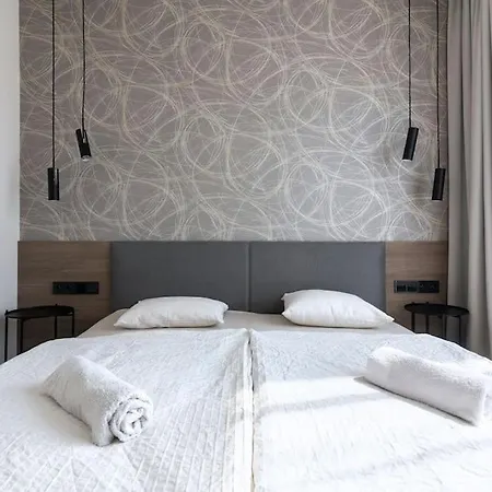Spacious Floor Flat, Air Conditioning, Free Parking, 200mb Wifi *